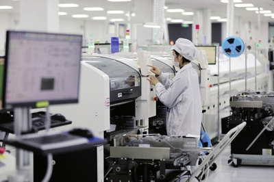 近年來,安徽省淮北市以長三角一體化發(fā)展為契機,相繼引進電子信息、裝備制造、新能源、新材料等產(chǎn)業(yè)項目,為當(dāng)?shù)亟?jīng)濟轉(zhuǎn)型發(fā)展提供有力支撐。圖為在淮北市烈山經(jīng)濟開發(fā)區(qū)一家智能控制器生產(chǎn)企業(yè),工人在車間內(nèi)忙碌。新華社